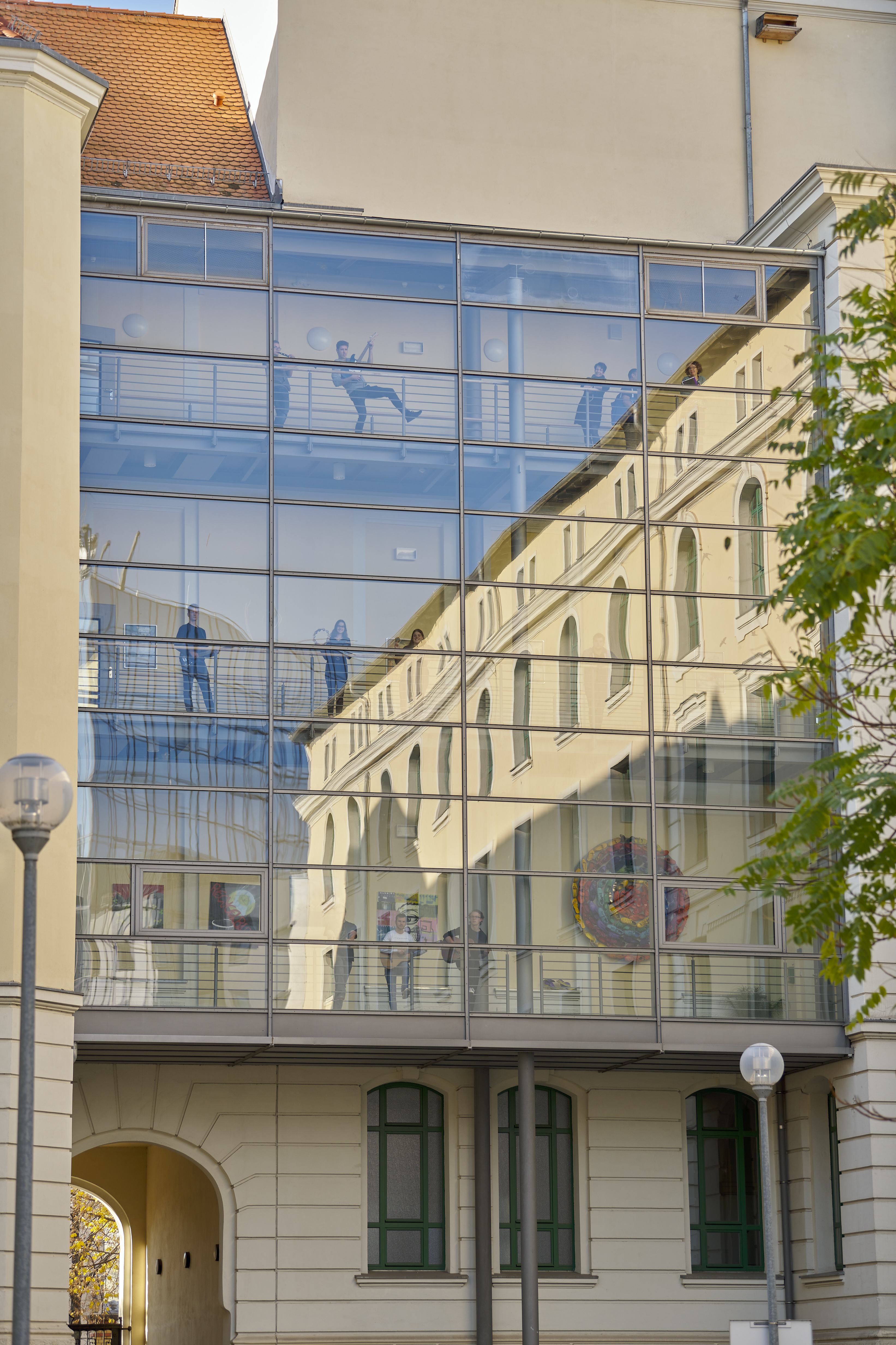 Moderner Glasbau der Schule