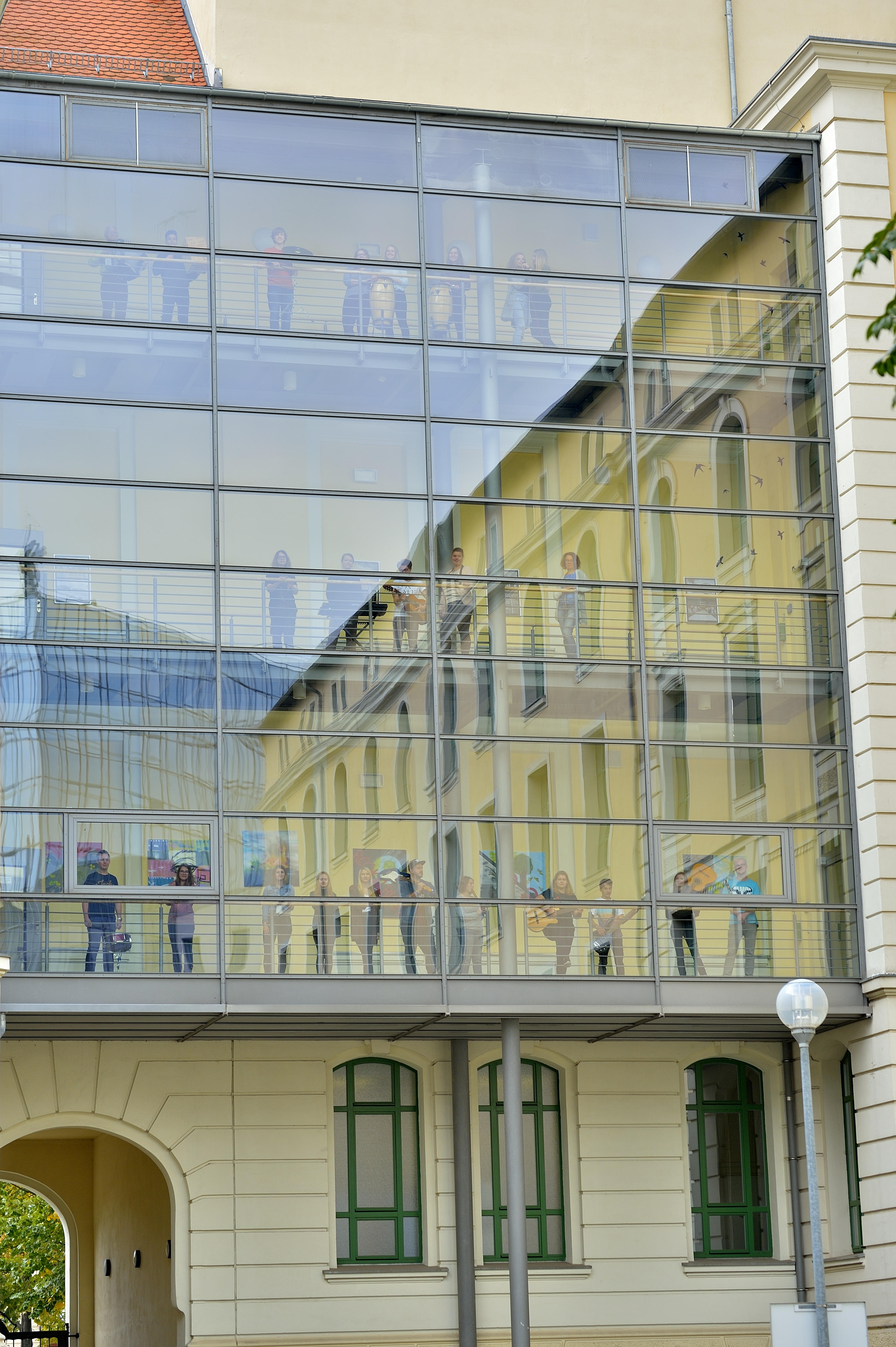 Schülerinnen und Schüler in der Glasverbindung der Berufsbildenden Schulen „Otto von Guericke“